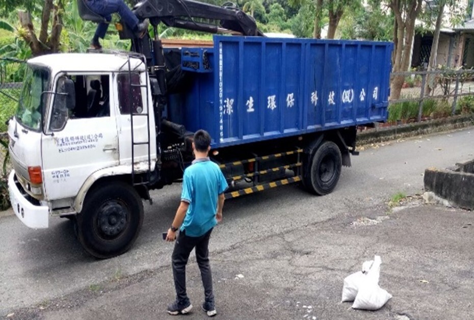 Figure 12. Sludge removal operations on Baoshan Campus’s sewage treatment plant