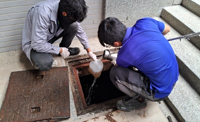 Figure 9. Workers are testing the discharged water quality treated by the sewage treatment plant on Baoshan Campus