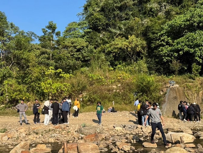 Figure 17. Group discussions at the Zhongguakeng Stream.