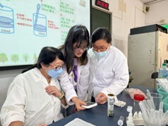 Figure 4. Coastal Biological Resources Sustainable Development and Practice course: teachers and students were conducting water quality and sediment testing in Changhua waters