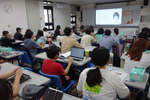 Figure 12: Bilingual experimental teaching experience sharing sessions.-3