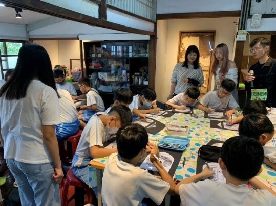 Figure 9: NCUE Fine Arts Department Teacher Candidates Teaching Nanguo Elementary Students to Paint Stained Glass Windows