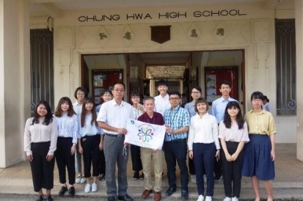 Photo 1: Teachers and students at NCUE with President Chiang and Vice President Chang of Muar Chung Hwa High School