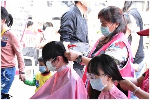 Figure 2: Free haircuts at the Shetou Sock Production and Guava Festival