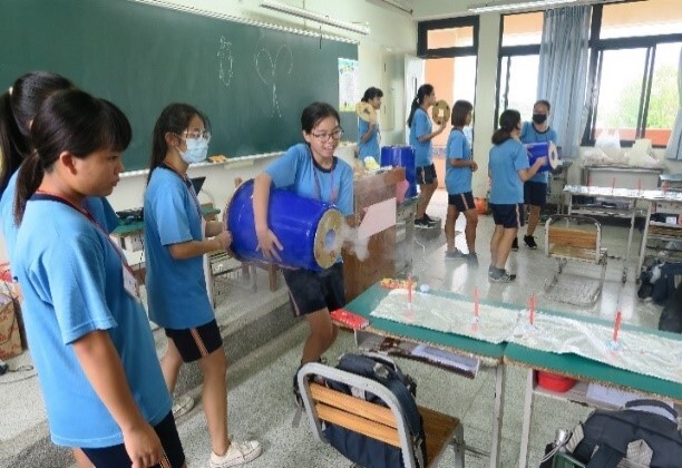 Figure 5: Bang! Watch my magic. All the candles went out/Natural science interest experience of students in Changhua County Ta-cheng Junior High School 