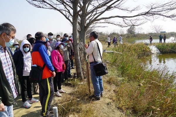 Figure 10: Holding outdoor visit teaching on eco-level non-toxic aquaculture at Budai Wetland Ecological Park to explore issues related to the sustainable use and management of ecosystems