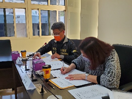 Community members signing a contract with Huateng Publishing to publish a book