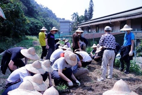 Guiding students to plant corn