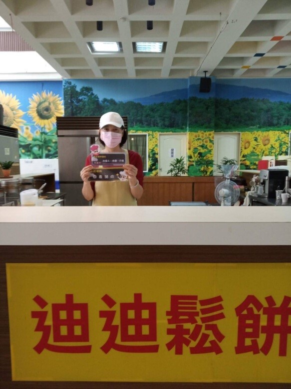 The canteen staff in NCUE all wear masks, net caps, and aprons when working.