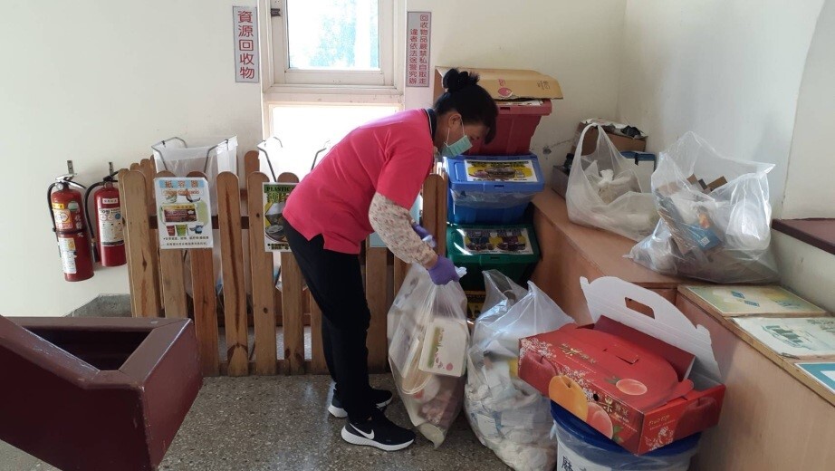 NCUE’s cleaning staff fully implementing garbage sorting and resource recycling policies. 