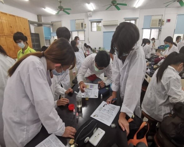 Students assisted Mr Li, a member of the farming youth group, to operate the water quality tester