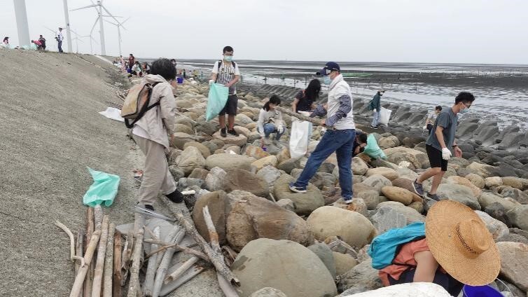 Beach cleaning activity, “Salute to the Sea, Let’s Move Forward Together”