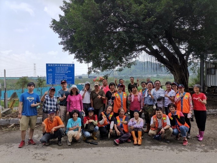 the Environmental Education Centre of NCUE assisted in the ‘Greening and Beautifying Improvements to the River and Water Environment on the Left Bank of the Kamachat River’, and erected a river and water environmental protection sign. Approximately 30 individuals participated in the activity.