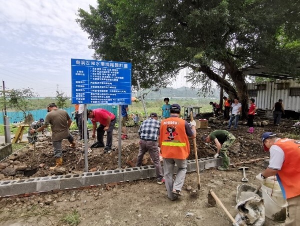 the Environmental Education Centre of NCUE assisted in the ‘Greening and Beautifying Improvements to the River and Water Environment on the Left Bank of the Kamachat River’, and erected a river and water environmental protection sign. Approximately 30 individuals participated in the activity.