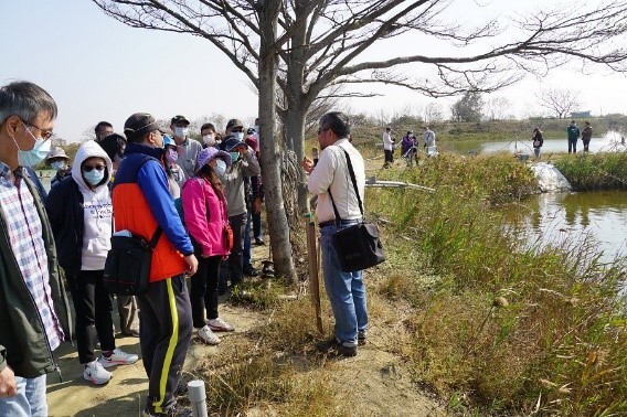 Briefing and outdoor presentation by Chairman Chiu Ching-Yao who was awarded the 32nd Top Ten Farmer Award by the Council of Agriculture