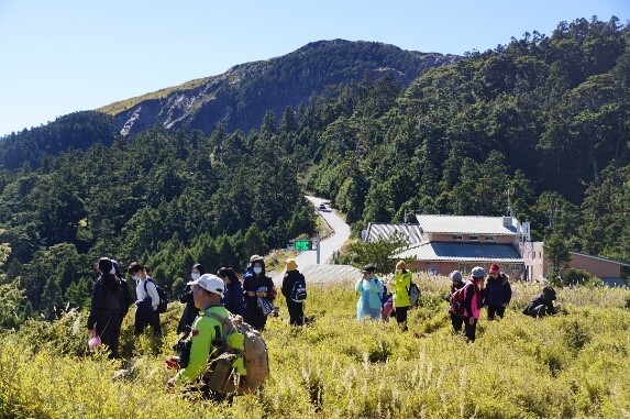 Professors Chien I-Chih, Lin Chung-I, and Yang Su-Chen from the NCUE Biology Department led the outdoor teaching activities for pre-service teachers