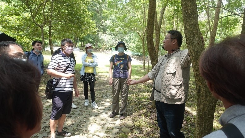 In the macaque pavilion for a class of the 120-hour training course for environmental education personnel certification