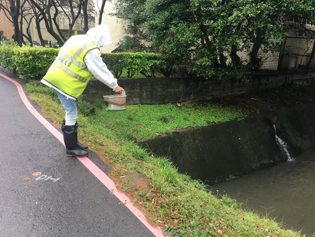 Taoyuan International Airport RIFA control team of NCUE strengthening RIFA control in the airport drainage ditches