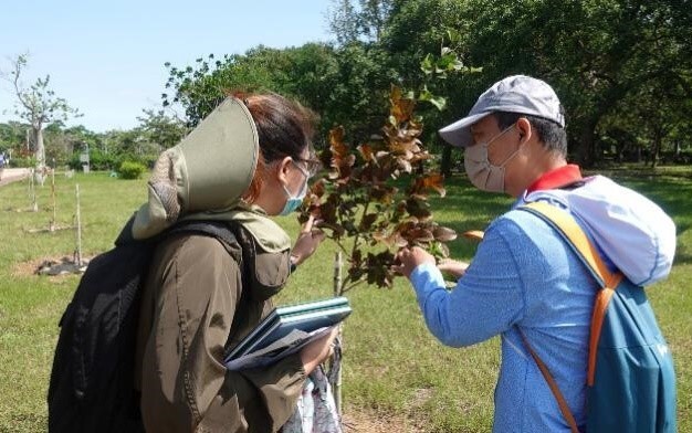 A class from the 33–hour Environmental Education Personnel Certificate Course 