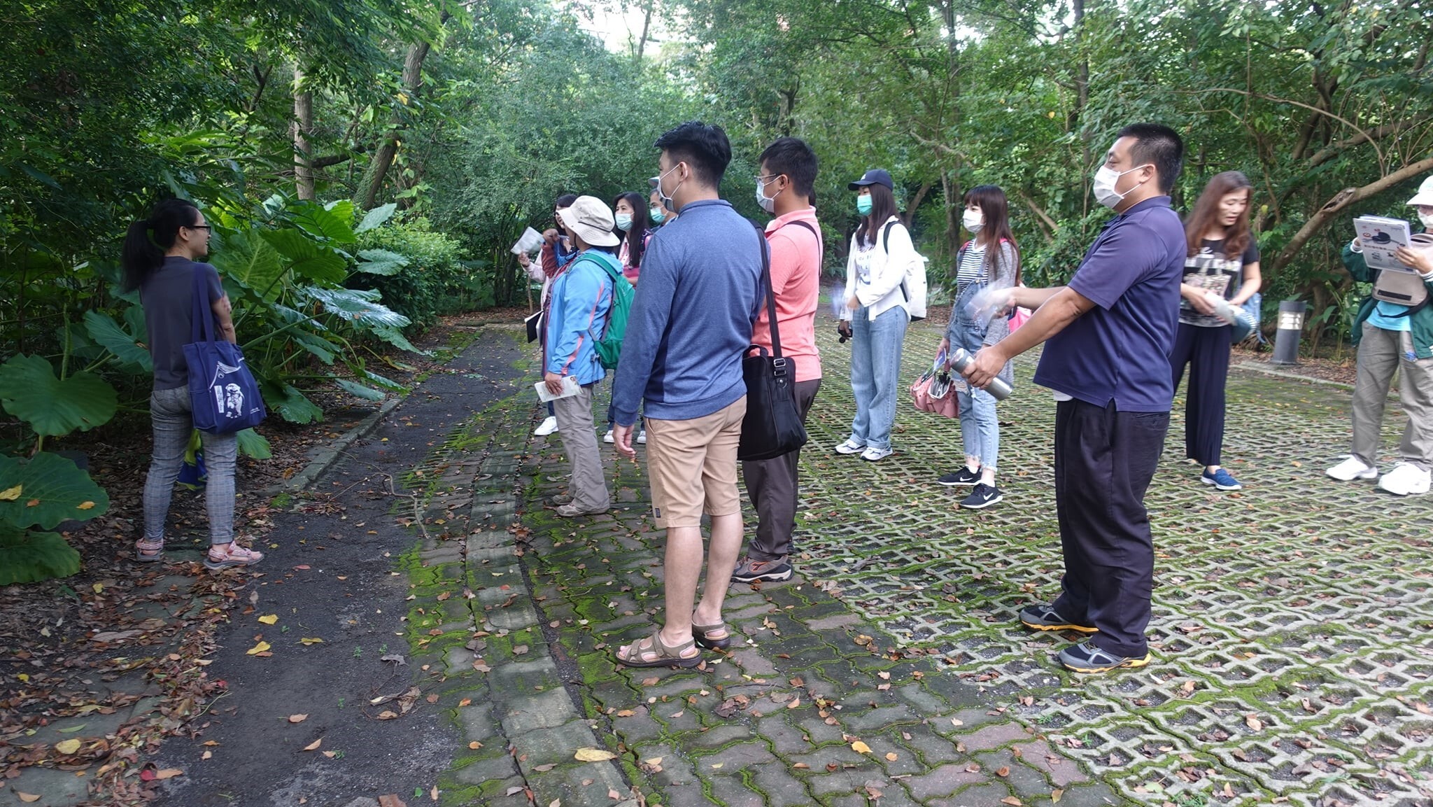 The class of the 120-hour training course for environmental education personnel certification going to the Endemic Species Research Institute for courses