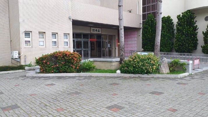 Dwarf Ixor and West Indian Lantana in front of the Zhishan Building at Jinde Campus