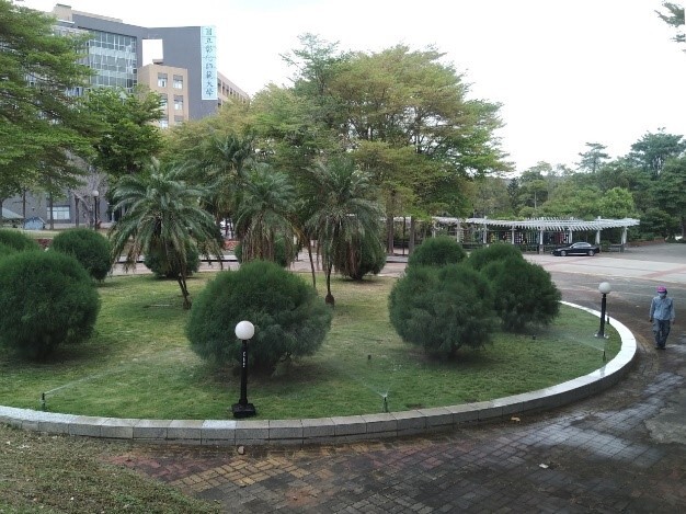 The ring-shaped sprinkler irrigation system at the gate of Baoshan campus