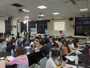 Students and local residents attend a workshop on improving the environment of breeding ponds