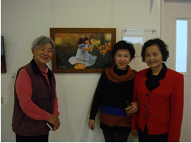 The creator (middle) took a group photograph with the students of Chang-ching University.