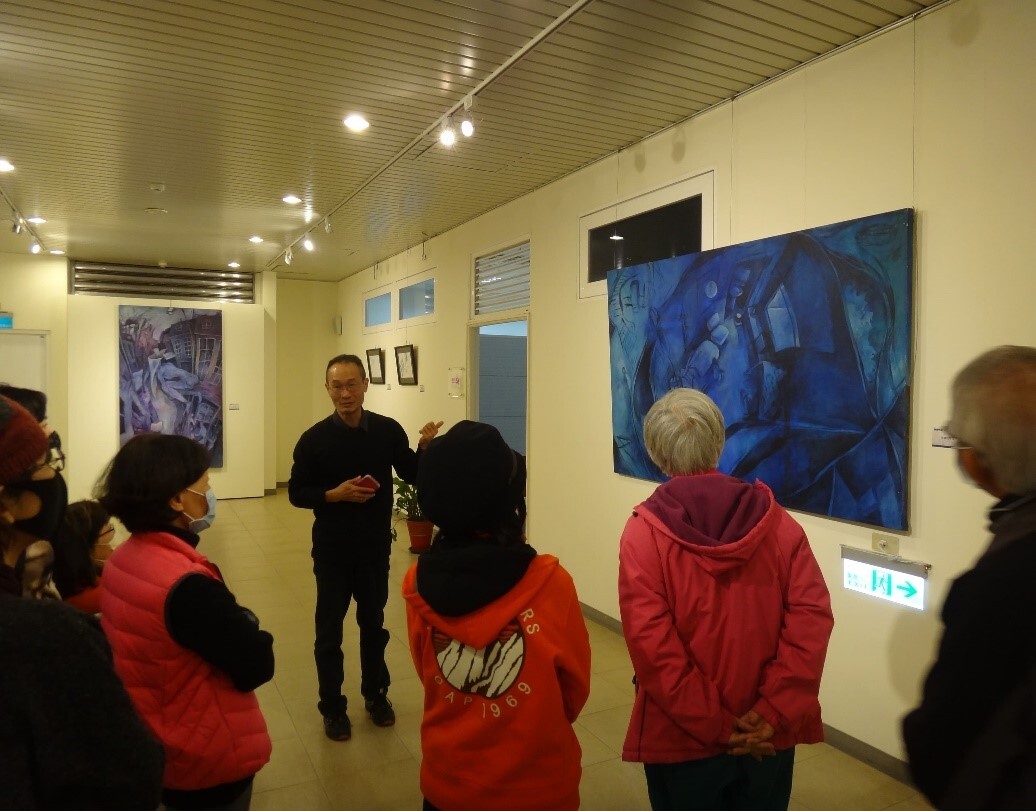 Chen explaining his works to the visitors