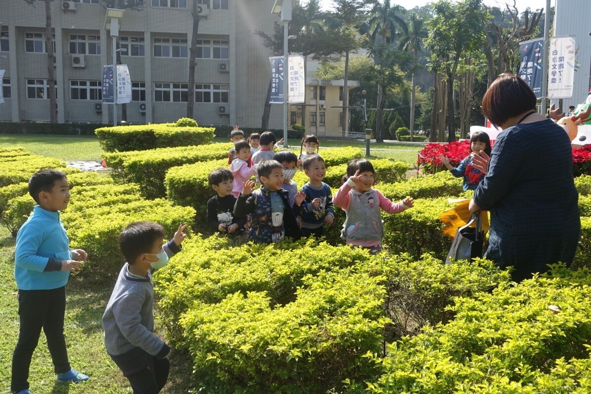 Kindergarten off-school teaching