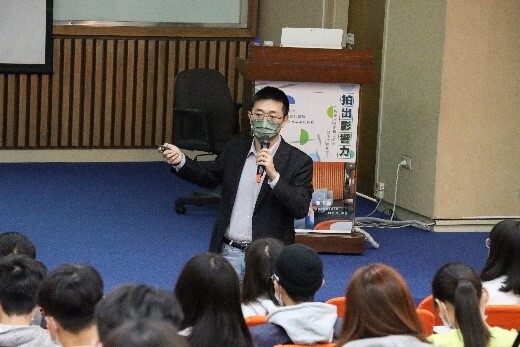 Photos showing interaction between the lecturer and participants during the “Shoot for Impact” lecture.