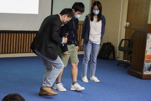 Photos showing interaction between the lecturer and participants during the “Shoot for Impact” lecture.