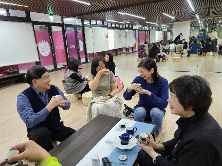 Photos showing teachers sharing in tea culture.