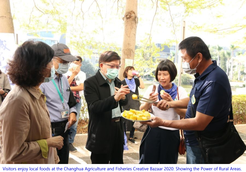 Visitors enjoy local foods at the Changhua Agriculture and Fisheries Creative Bazaar 2020: Showing the Power of Rural Areas.